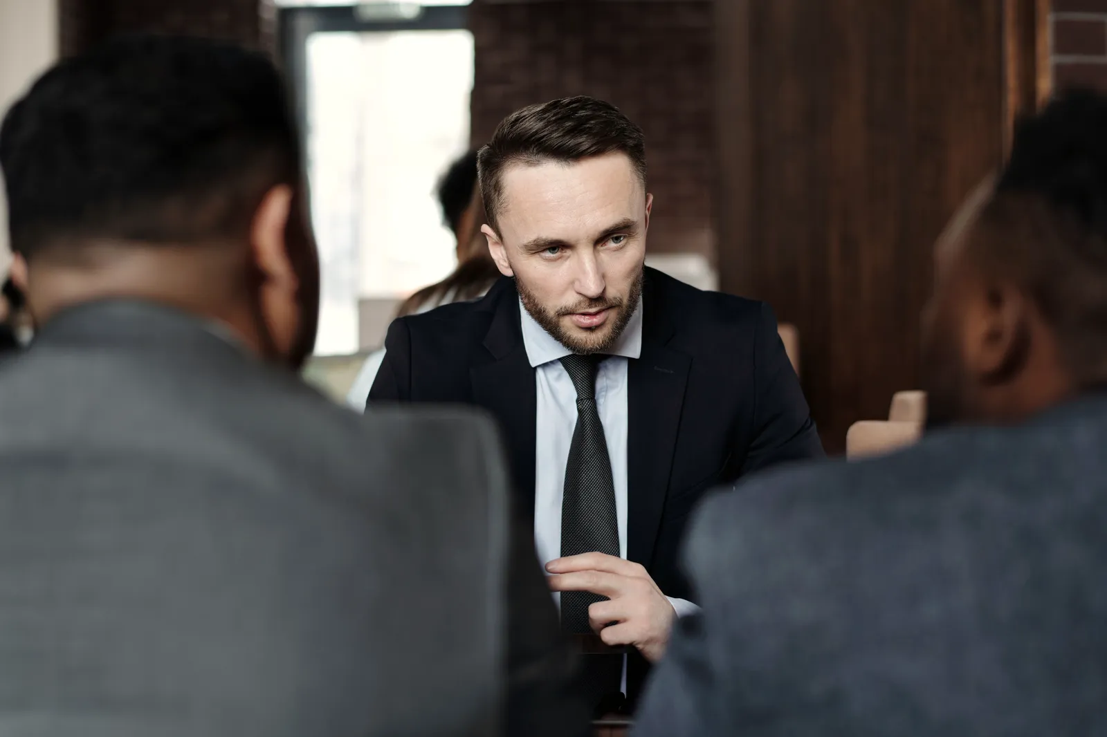 Kundenbetreuerin und Kunde sprechen am Besprechungstisch ernst über die Zusammenarbeit